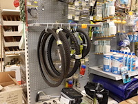 2x volledige inhoud rek fiets toebehoren - afbeelding 1 van  9