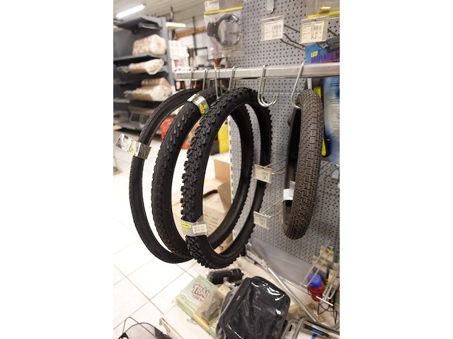 2x volledige inhoud rek fiets toebehoren - afbeelding 4 van  9