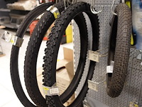 2x volledige inhoud rek fiets toebehoren - afbeelding 4 van  9