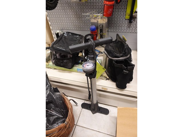 2x volledige inhoud rek fiets toebehoren - afbeelding 5 van  9