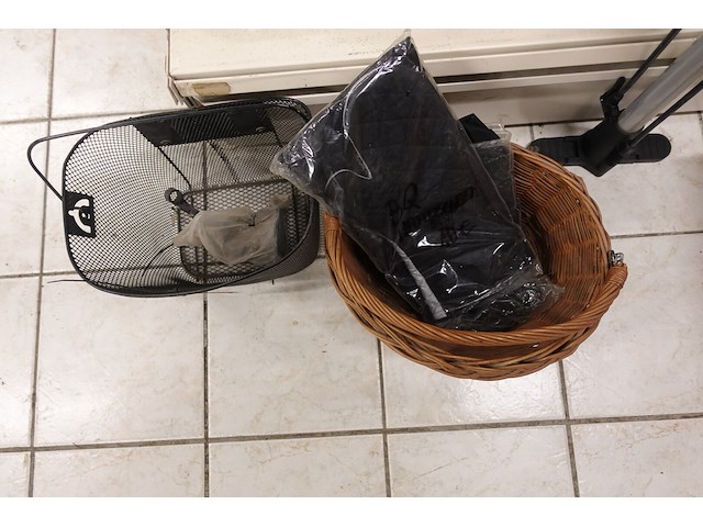 2x volledige inhoud rek fiets toebehoren - afbeelding 6 van  9