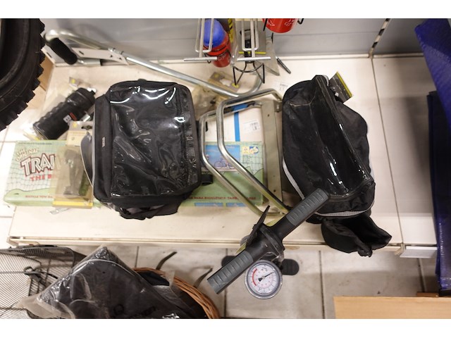 2x volledige inhoud rek fiets toebehoren - afbeelding 7 van  9