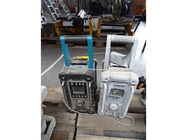 2x werfradio makita - afbeelding 1 van  4