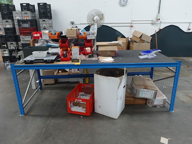 2x werktafel + inhoud - afbeelding 1 van  4