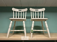 2x witte stoelen - afbeelding 1 van  2