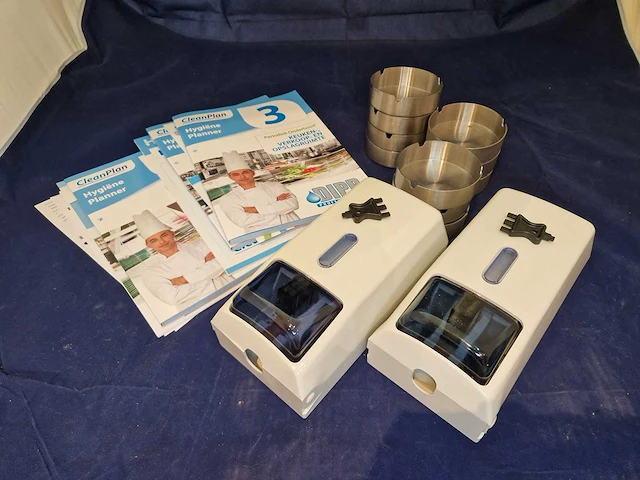 (2x) zeepdispensers (10x) asbakken - afbeelding 1 van  2
