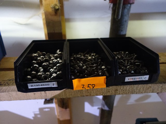 3 bakken dopmoeren, veiligheidsmoeren, bolkop-inbusbouten - afbeelding 1 van  8