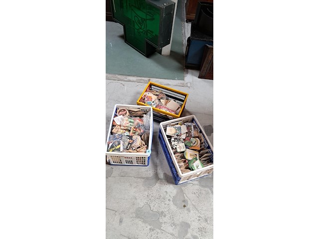 3 bakken met bierkaartjes - afbeelding 1 van  1