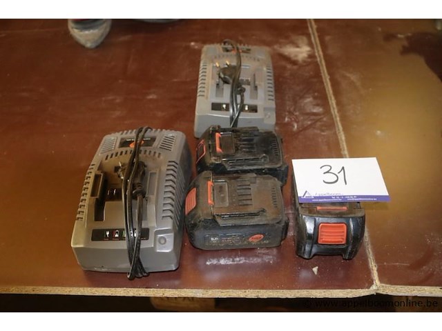 3 batterijen en 2 opladers voor ijzerknipmachines - afbeelding 1 van  3