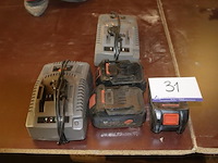 3 batterijen en 2 opladers voor ijzerknipmachines - afbeelding 1 van  3