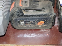 3 batterijen en 2 opladers voor ijzerknipmachines - afbeelding 2 van  3