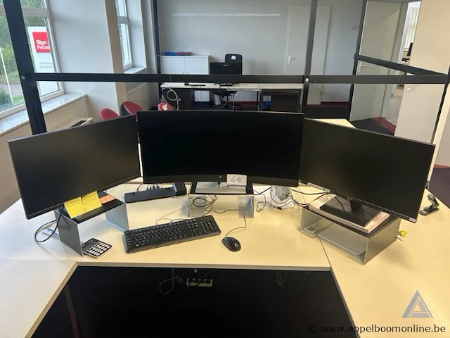 3 computermonitoren, waarvan 1x hp en 1x iiyama, inclusief toetsenbord en muis. werking niet gekend. - afbeelding 3 van  3