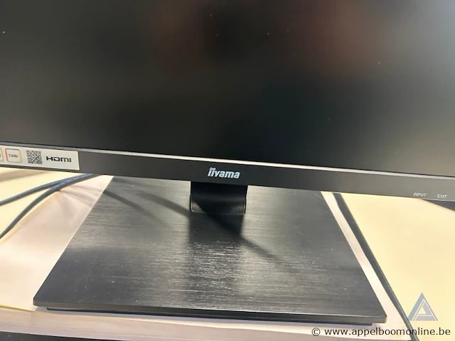 3 computermonitoren, waarvan 1x hp en 1x iiyama, inclusief toetsenbord en muis. werking niet gekend. - afbeelding 1 van  3