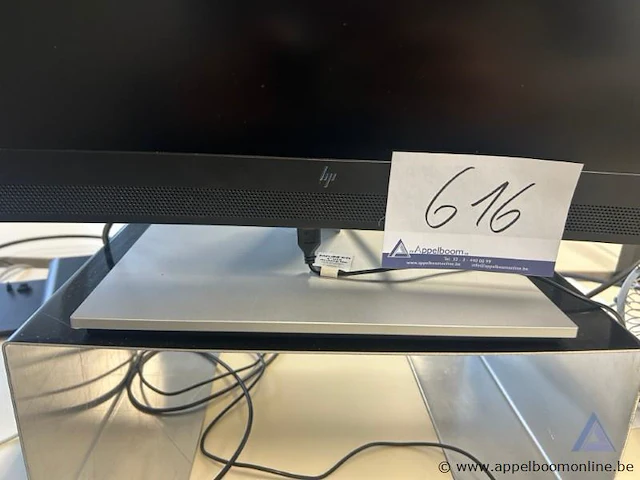 3 computermonitoren, waarvan 1x hp en 1x iiyama, inclusief toetsenbord en muis. werking niet gekend. - afbeelding 2 van  3