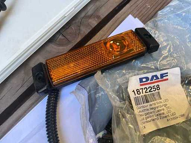 3 contourlampen zijkant daf - afbeelding 4 van  4