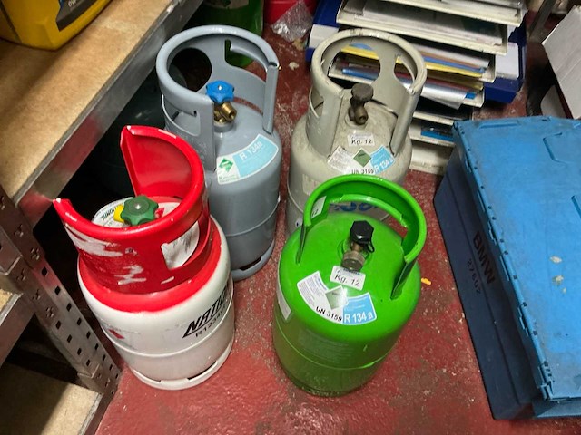3 defecte airco compressoren en 4 lege flessen airco gas - afbeelding 1 van  1