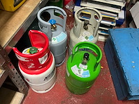 3 defecte airco compressoren en 4 lege flessen airco gas - afbeelding 1 van  1