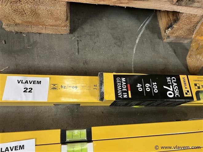 Div. goederen: wo. grote partij huisdieren toebehoren, gereedschap fabr. bosch, dewalt enz., verf, promomateriaal, werkkledij fabr. snickers enz.