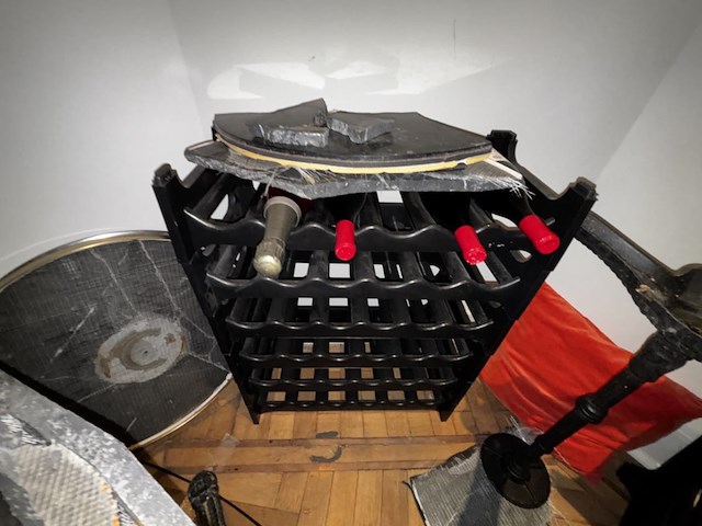 3 div wijnrekjes met div flessen wijn - afbeelding 3 van  10