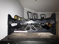 3 div wijnrekjes met div flessen wijn - afbeelding 5 van  10