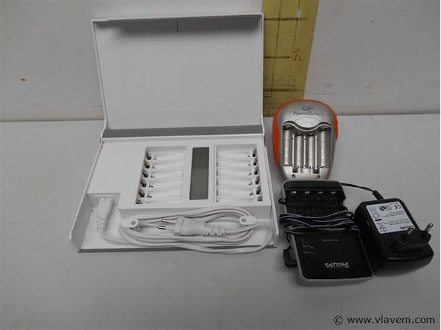 3 diverse batterij laders - afbeelding 1 van  1