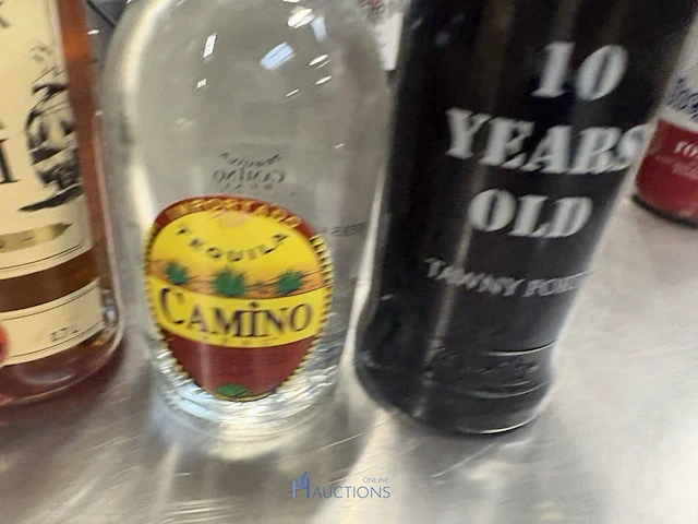 3 diverse flessen geestrijke drank - afbeelding 2 van  7