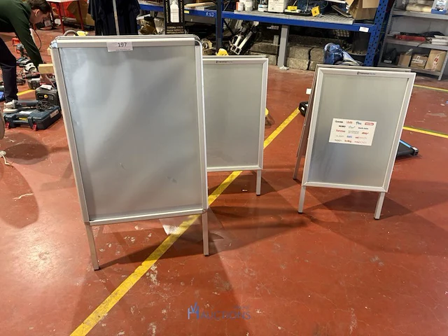 3 diverse metalen stoepborden - afbeelding 1 van  8