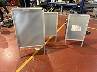 3 diverse metalen stoepborden
