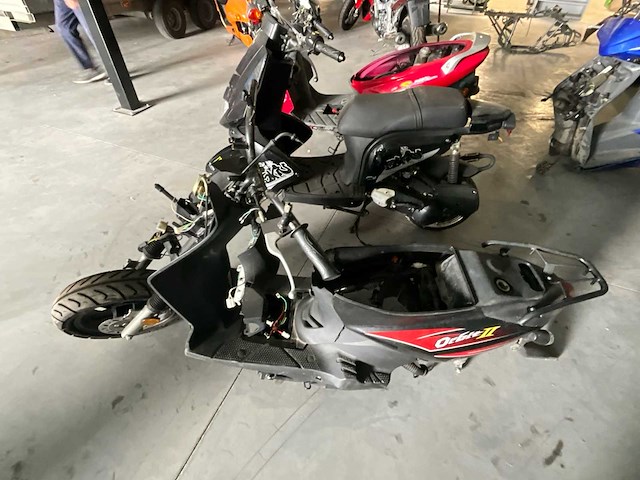 3 diverse motor motorfietsen - afbeelding 2 van  7