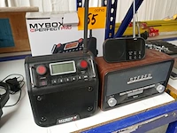 3 diverse radio's
