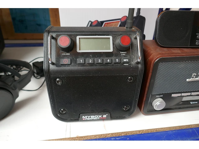3 diverse radio's - afbeelding 3 van  4