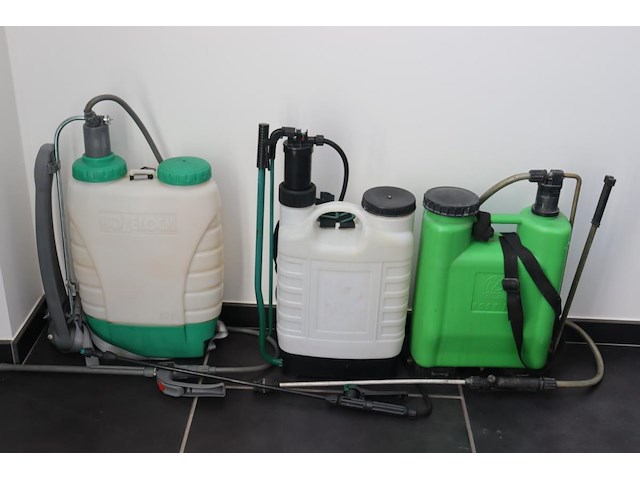 3 diverse tuinsproeiers - afbeelding 1 van  4