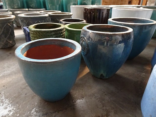 3 diverse vorstvrije terracotta bloembakken - afbeelding 1 van  5