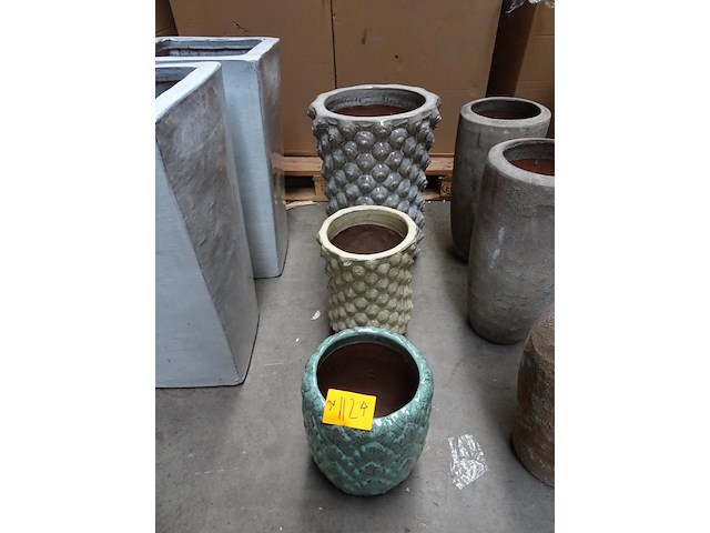 3 diverse vorstvrije terracotta vazen - afbeelding 1 van  4