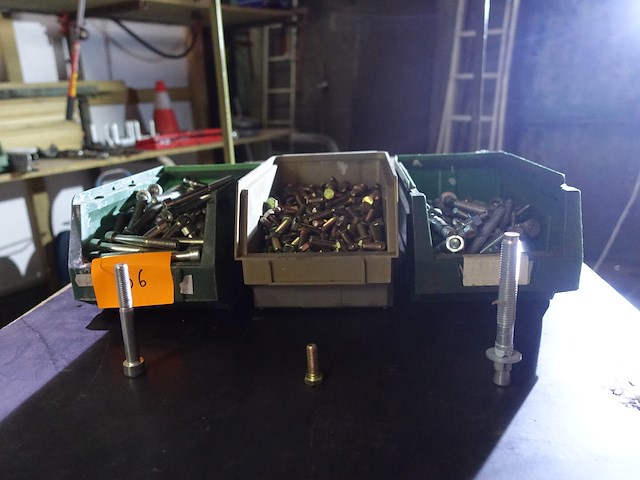 3 dozen diverse bouten - afbeelding 1 van  24