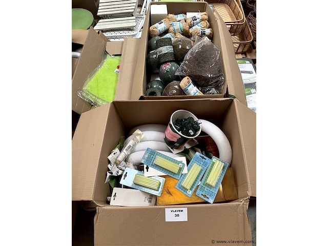 3 dozen, inh. div. hobbymateriaal, wo. linnen, naturbast - afbeelding 1 van  4