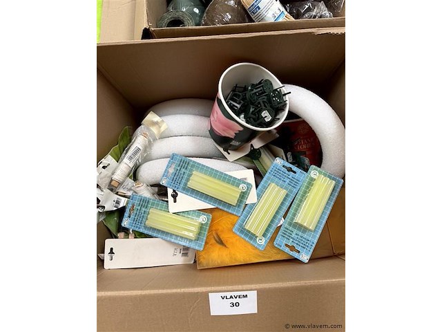 3 dozen, inh. div. hobbymateriaal, wo. linnen, naturbast - afbeelding 2 van  4