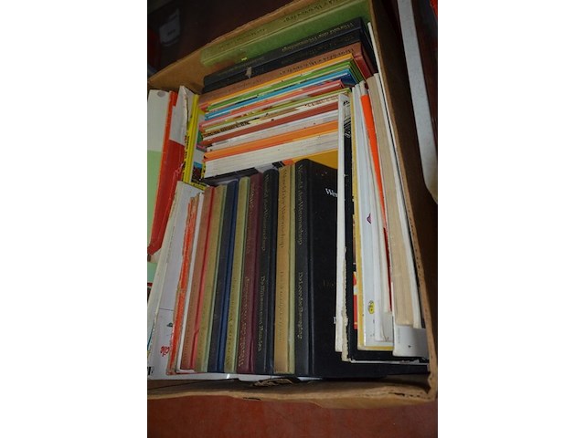 3 dozen met stripverhalen en boeken, 1 doos speelgoed - afbeelding 2 van  10