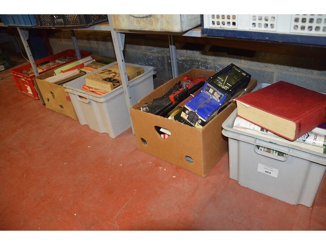3 dozen met stripverhalen en boeken, 1 doos speelgoed - afbeelding 1 van  10