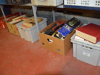 3 dozen met stripverhalen en boeken, 1 doos speelgoed