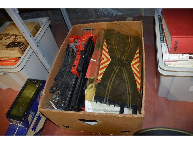 3 dozen met stripverhalen en boeken, 1 doos speelgoed - afbeelding 5 van  10