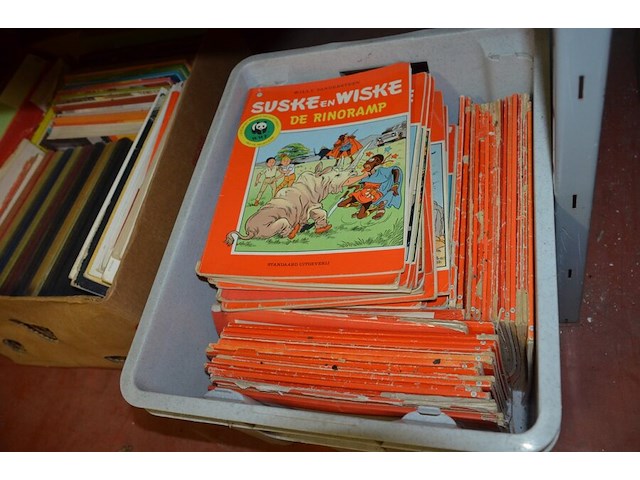 3 dozen met stripverhalen en boeken, 1 doos speelgoed - afbeelding 8 van  10