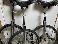 3 éénwielerfietsen - afbeelding 1 van  2