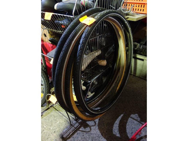 3 fietswielen en 4 fietskarwielen - afbeelding 1 van  2