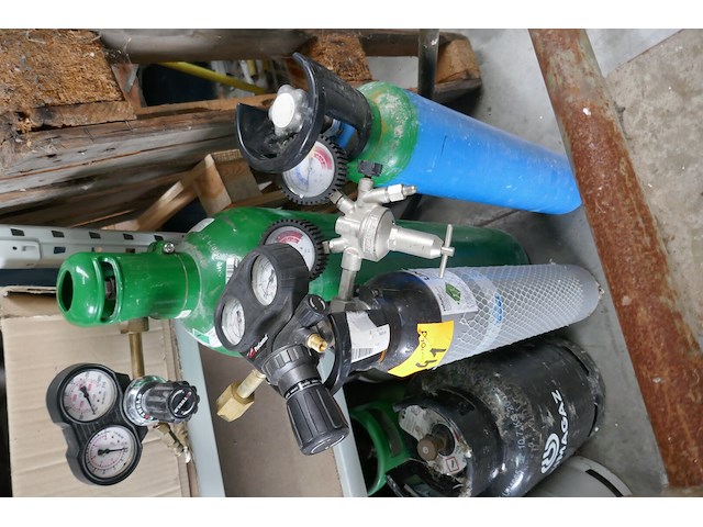 3 gasflessen met drukregelaars - afbeelding 1 van  4