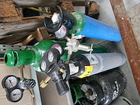 3 gasflessen met drukregelaars - afbeelding 1 van  4