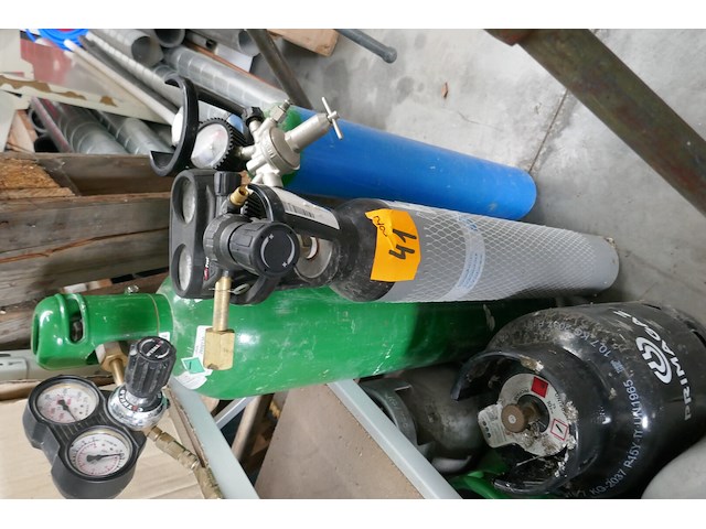 3 gasflessen met drukregelaars - afbeelding 2 van  4