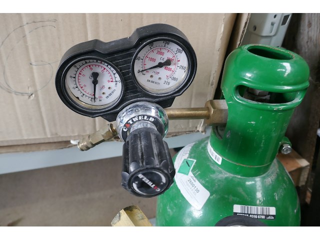 3 gasflessen met drukregelaars - afbeelding 3 van  4