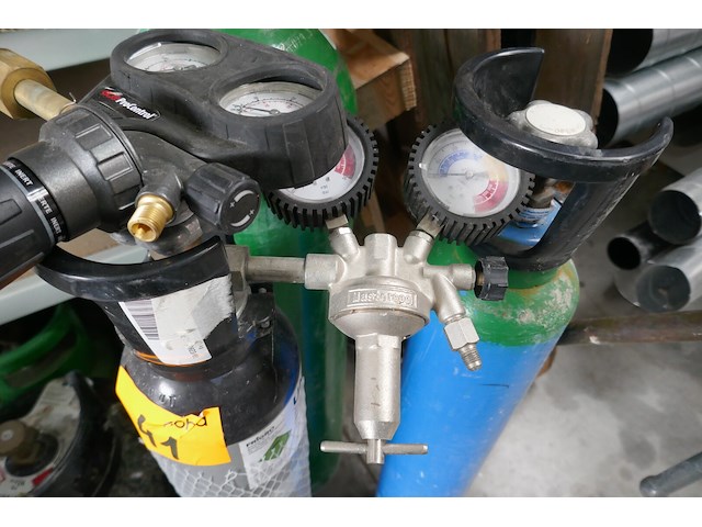 3 gasflessen met drukregelaars - afbeelding 4 van  4