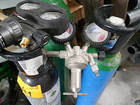 3 gasflessen met drukregelaars - afbeelding 4 van  4